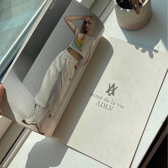 BLACKPINK LISA MAGAZINE BOOK - Picture 7 of 12